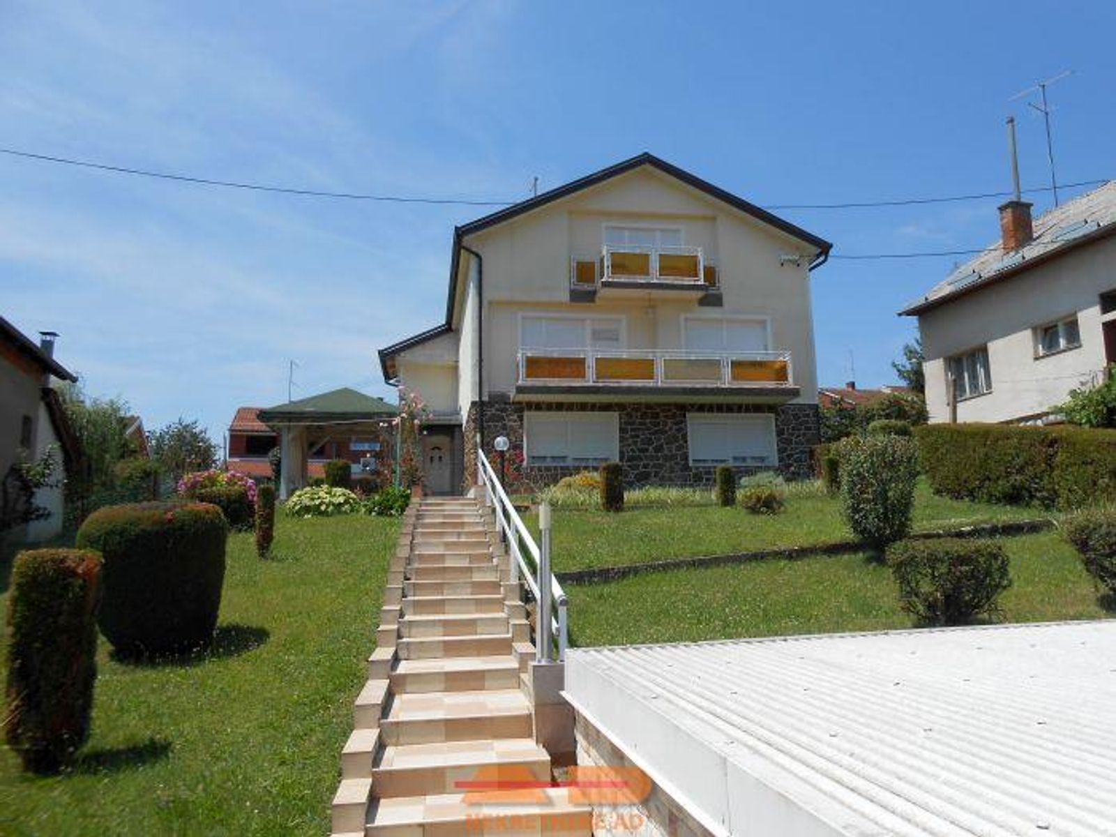 Kuća sa 2 stana, duplom garažom, dvor!