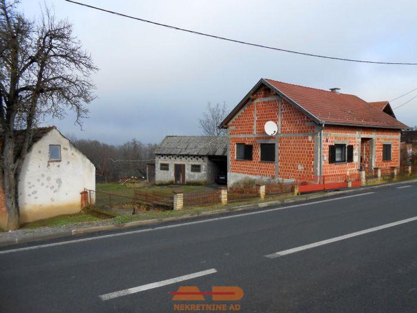 Novija kuća sa objektima i okućnicom, Batinjani! — fotografija 1