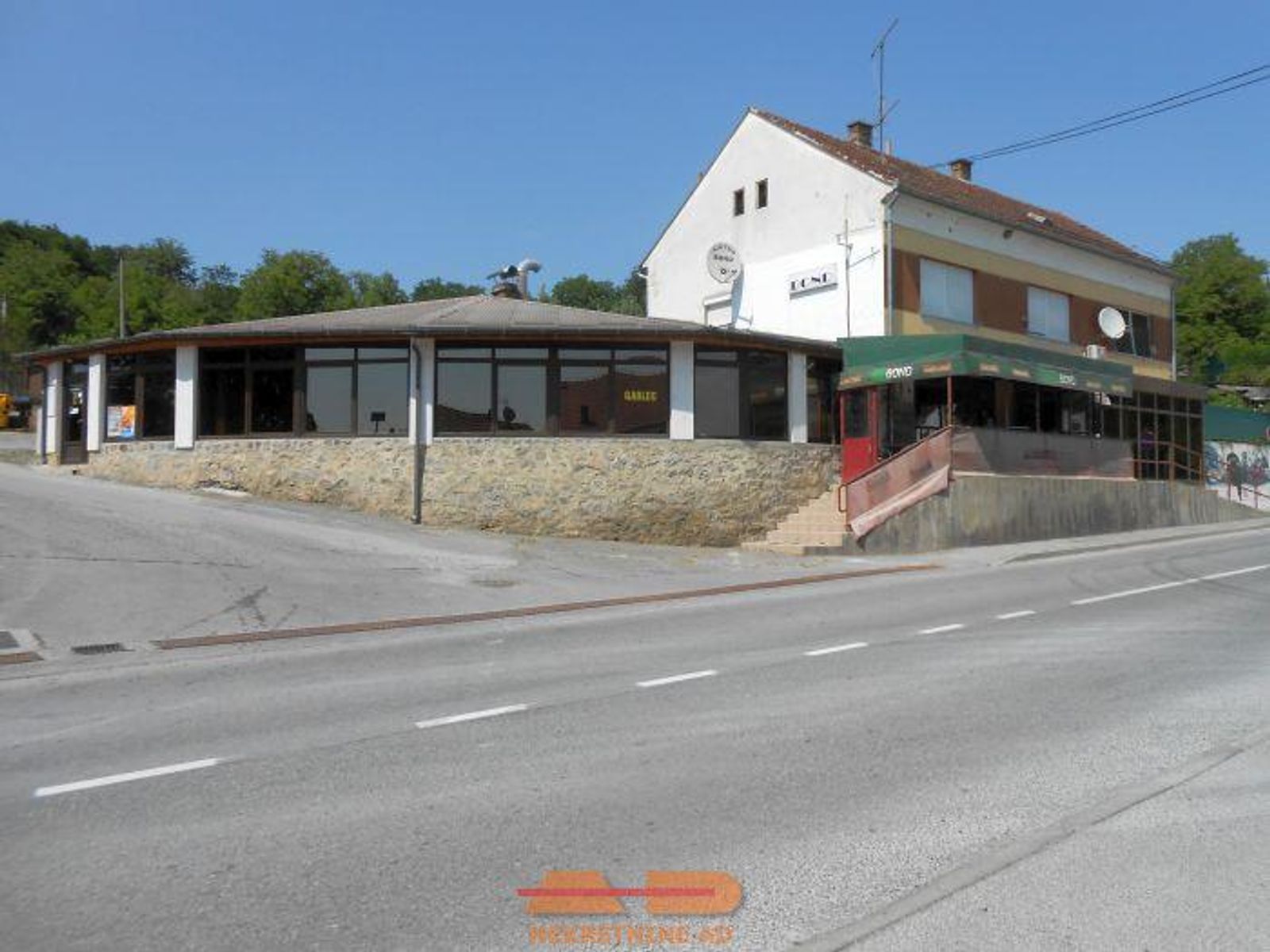 Uhodan, renoviran i opremljen bistro u Siraču!