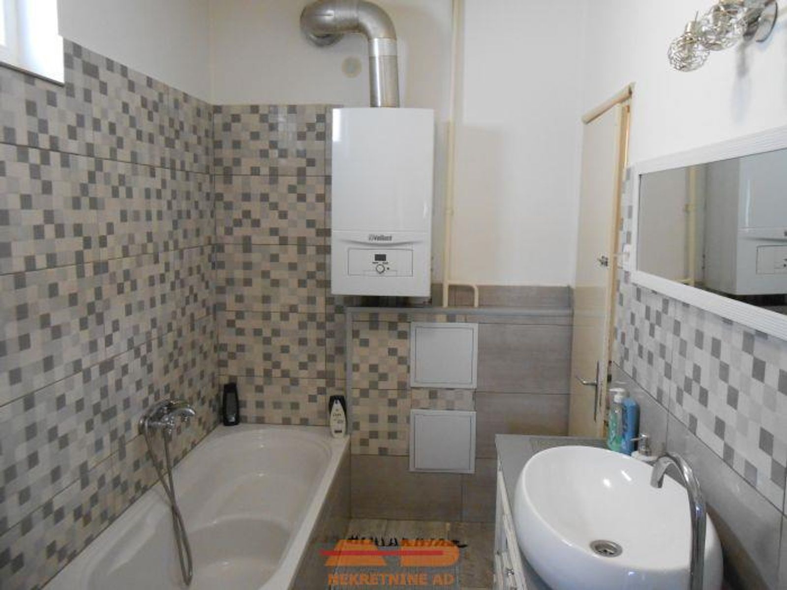 Renovirana, zgrade, parcela 2099 m2! — fotografija 23