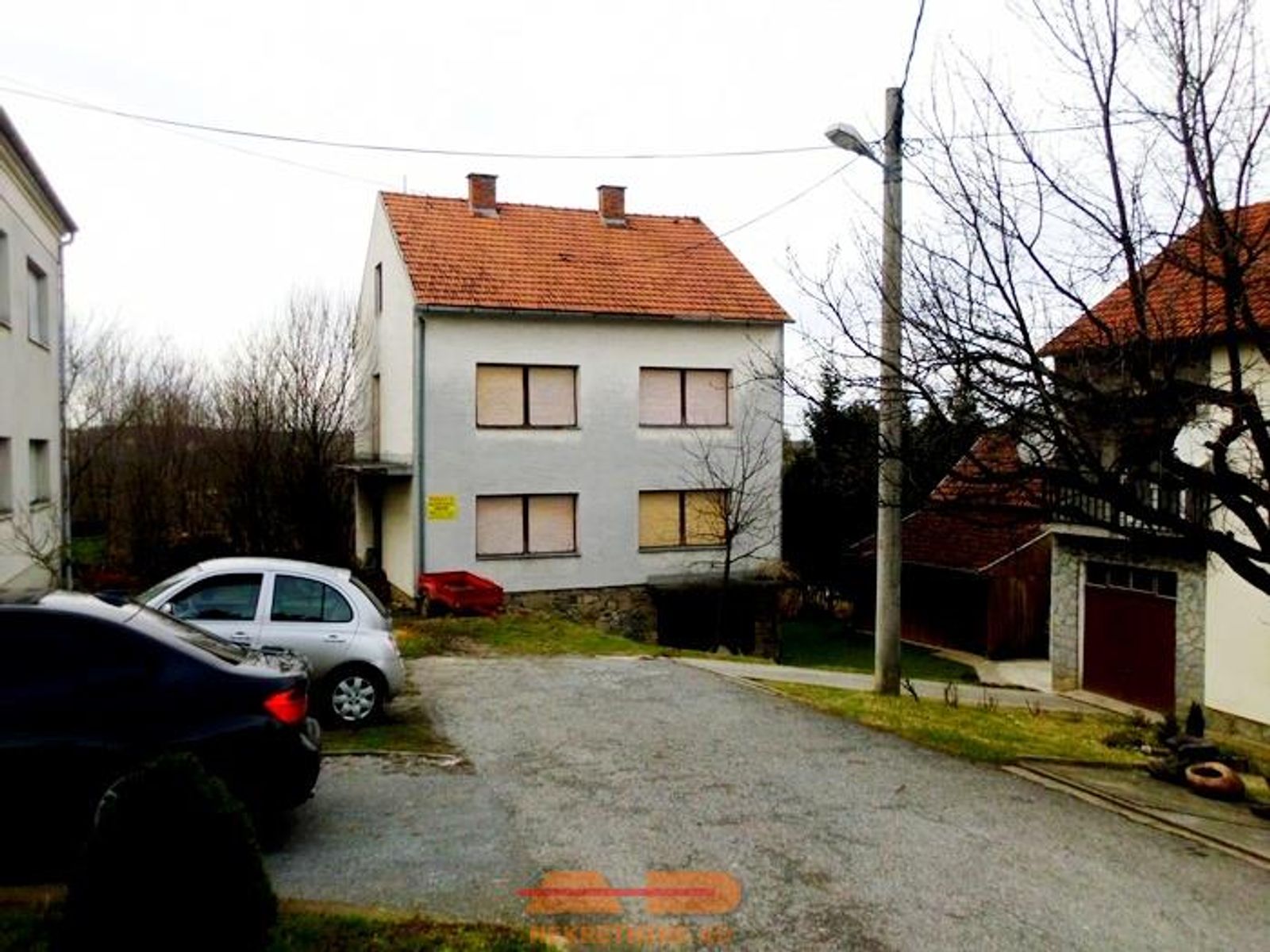 Kuća sa 2 odvojena stana, mirna lokacija! — fotografija 2