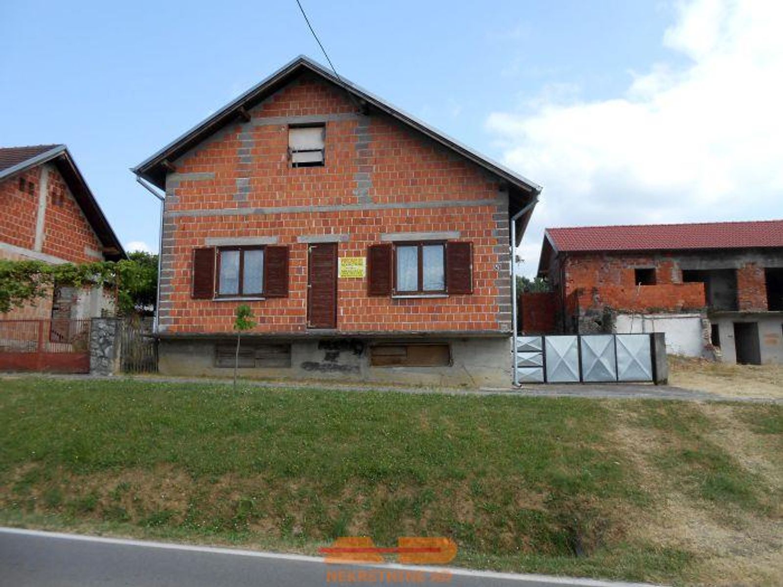 Novija kuća, dvor, voćnjak, Pakrac!