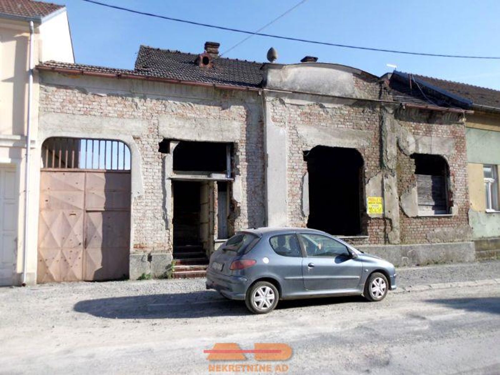 Starija kuća u centru Pakraca, lokal + stan! — fotografija 1