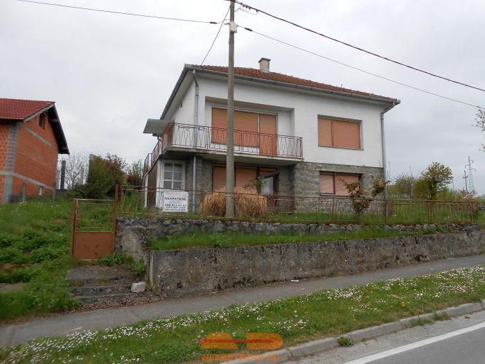 Kuća sa 2 odvojena stana, Pakrac!