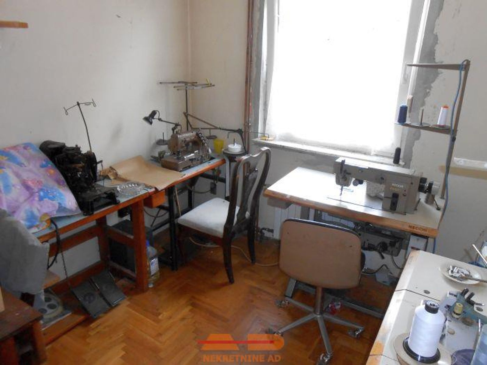 Kuća sa 2 stana, 3 garaže, poslovni objekt! — fotografija 19