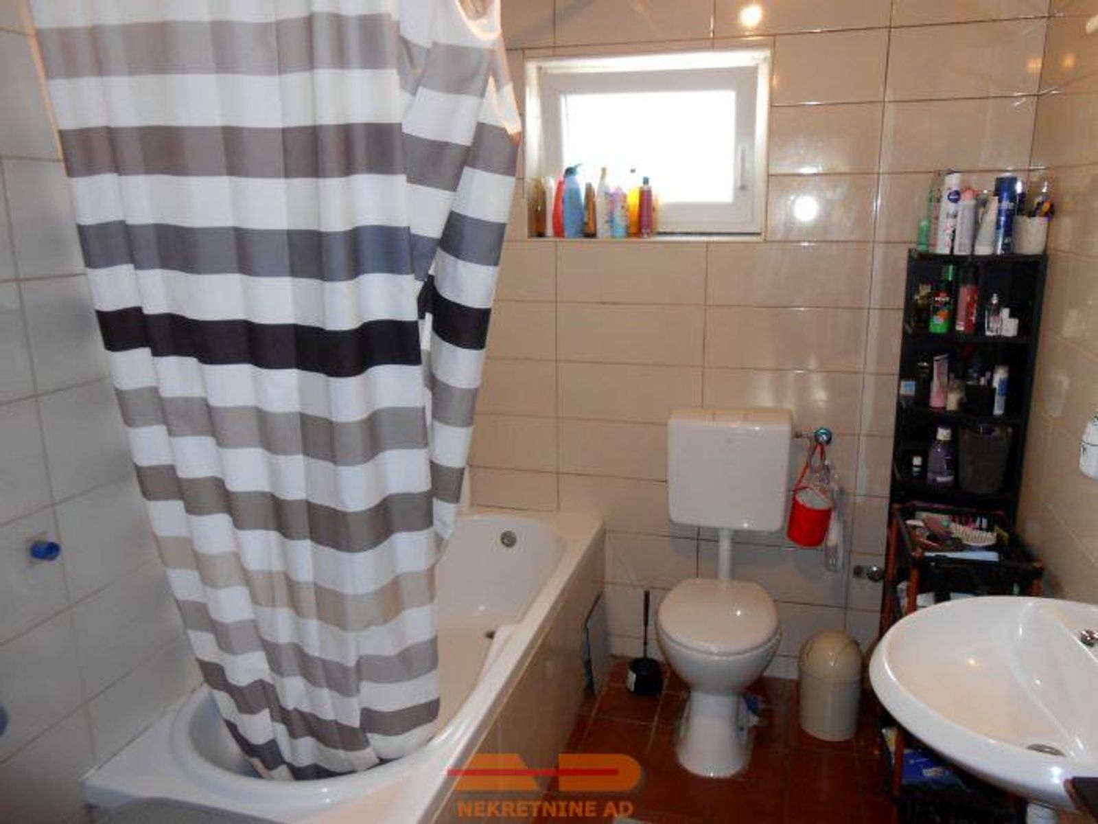Kuća sa 2 stana, 3 garaže, poslovni objekt! — fotografija 25