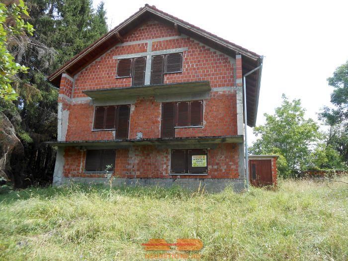 Masivna, u prirodi, parcela 9.423 m2, G. Borki!
