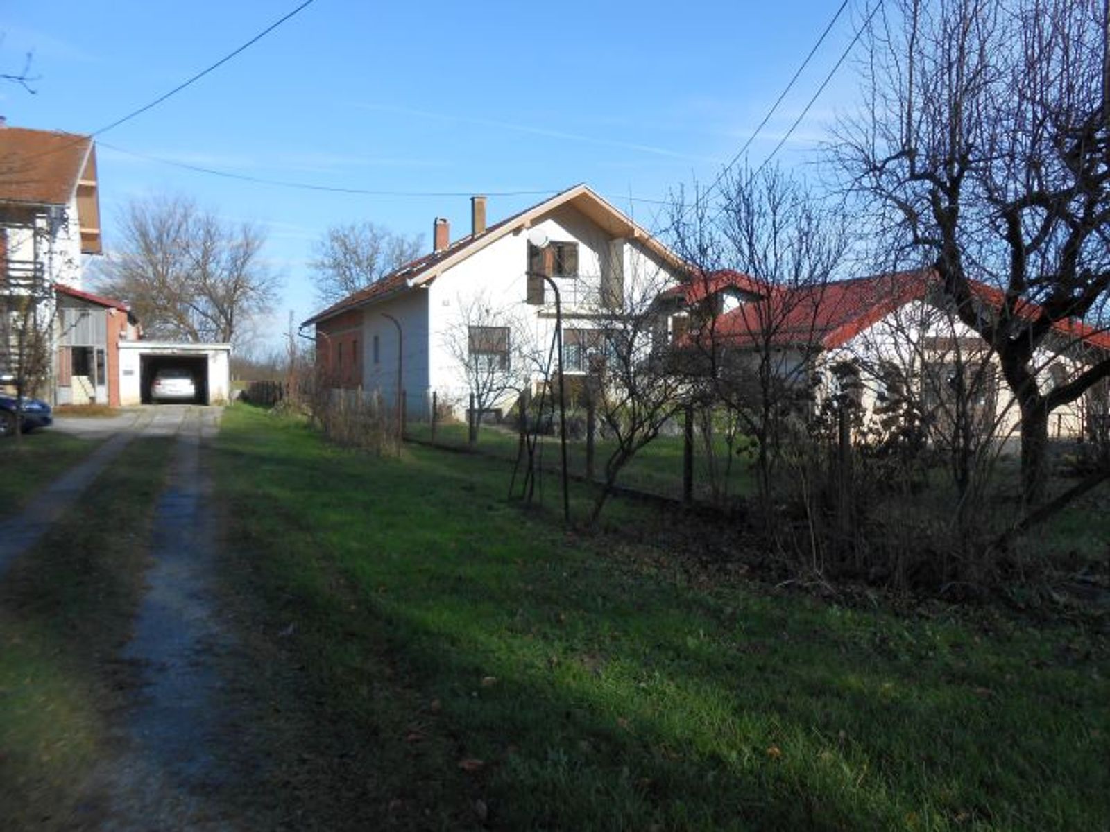 Kuća + dograđeni dio sa 2 stana, okućnica! — fotografija 2