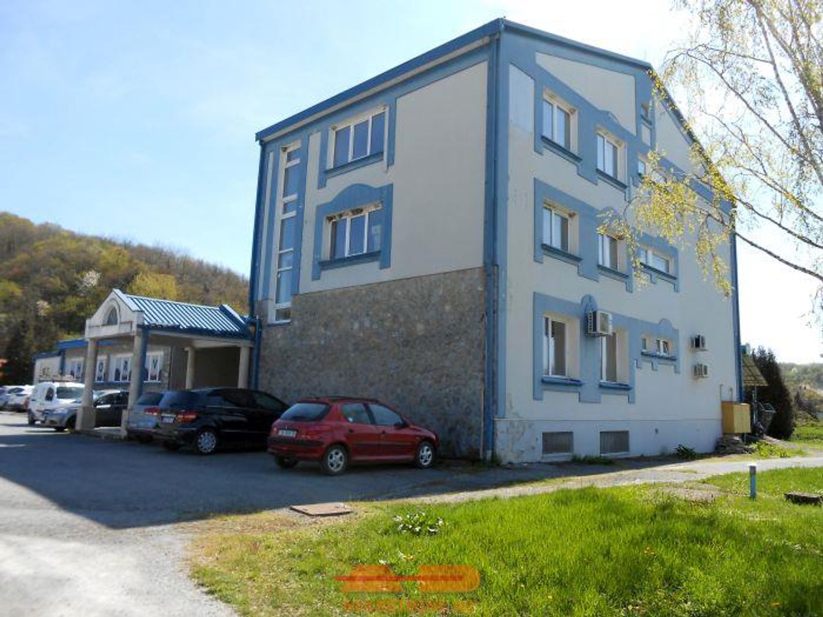 Poslovna građevina u centru Sirača! — fotografija 2