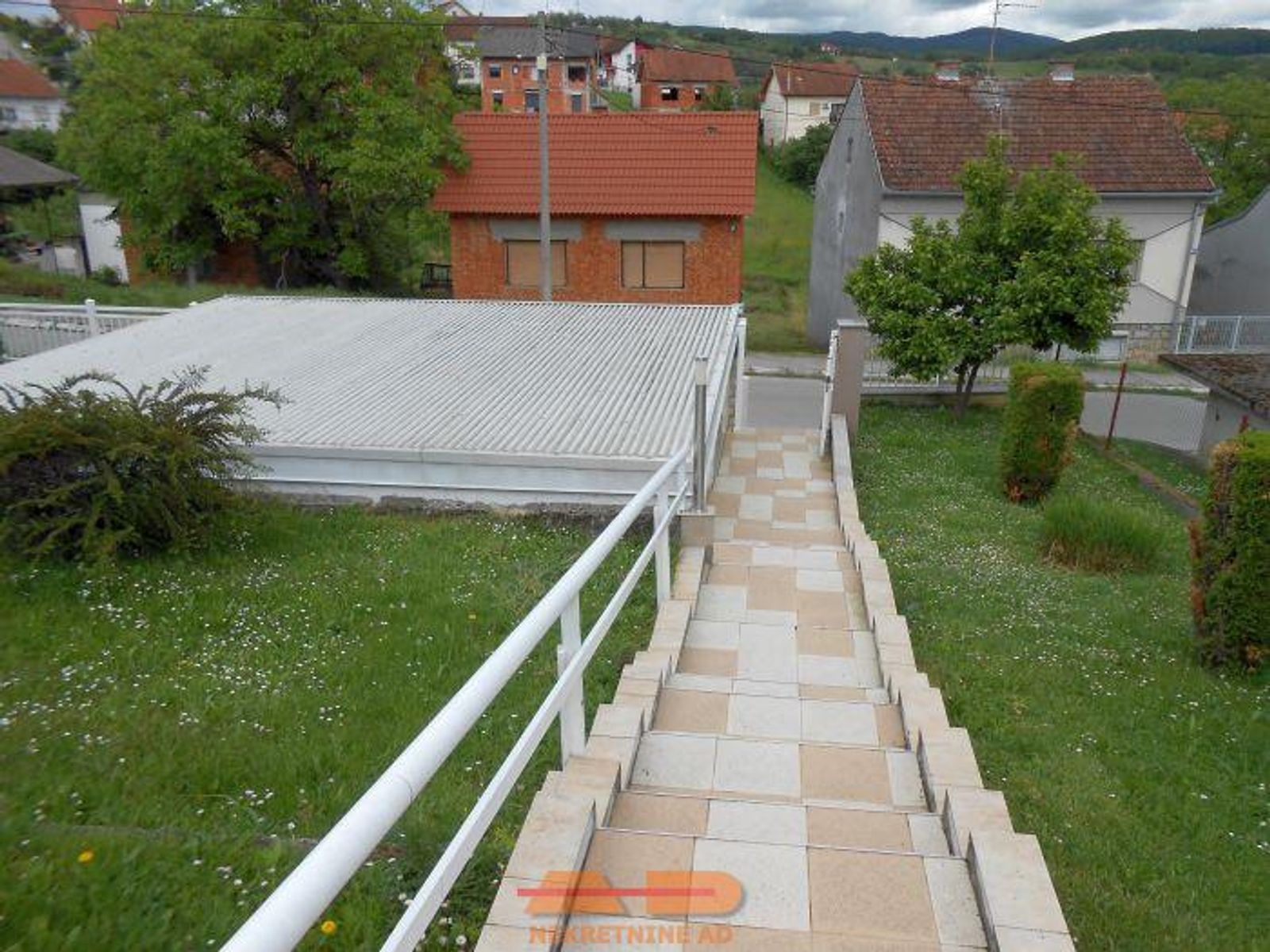 Kuća sa 2 stana, duplom garažom, dvor! — fotografija 3