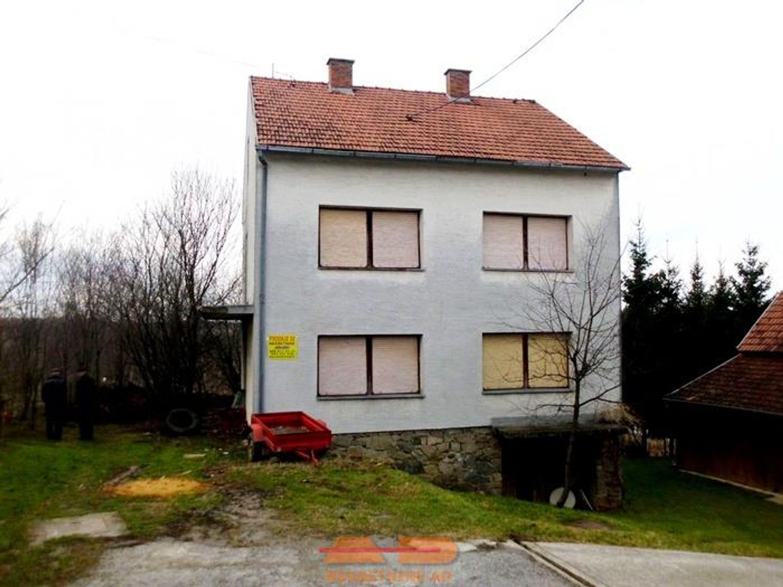 Kuća sa 2 odvojena stana, mirna lokacija! — fotografija 1