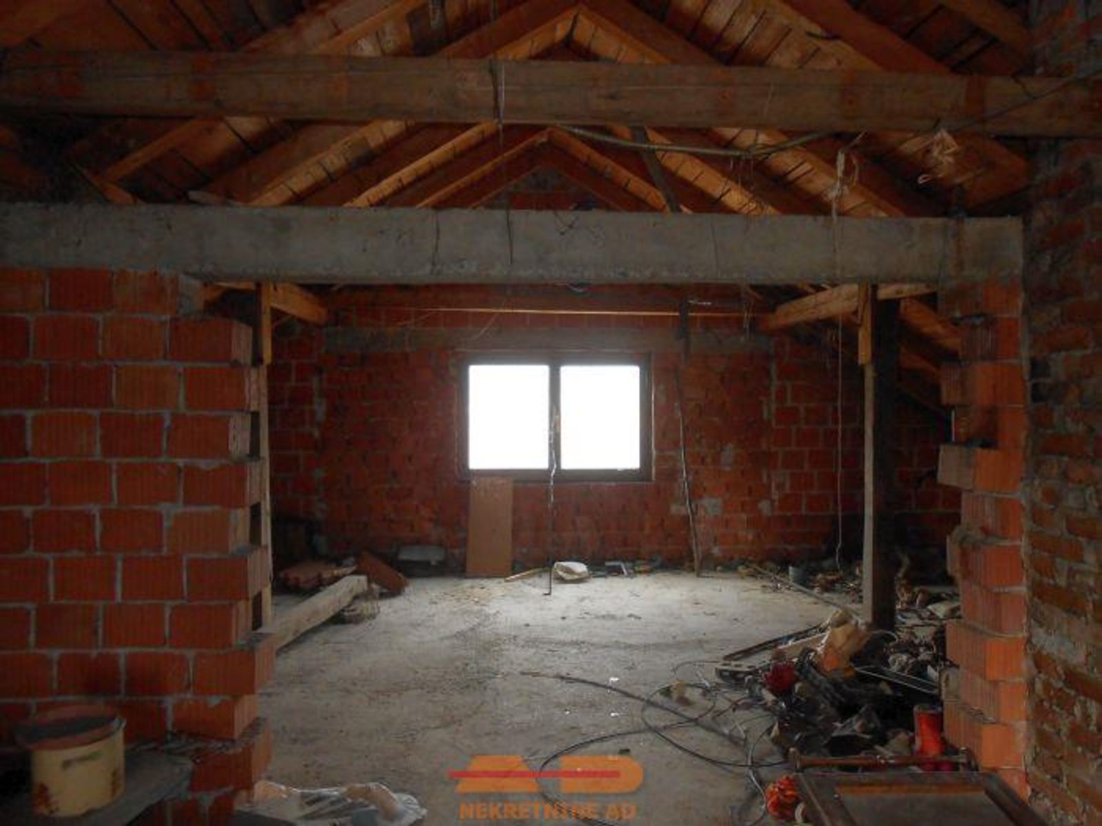 Kuća sa 2 stana, 3 garaže, poslovni objekt! — fotografija 29
