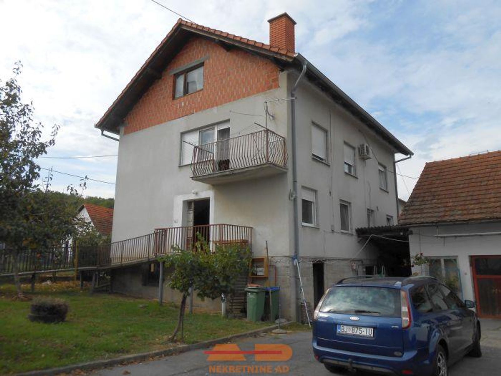 Kuća sa 2 stana, 3 garaže, poslovni objekt! — fotografija 6