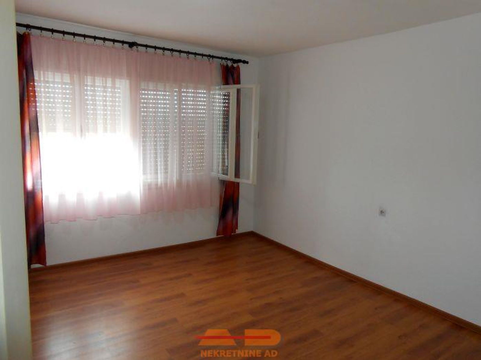 Useljiva, mogućnost 2 stana, objekti, lokacija! — fotografija 26