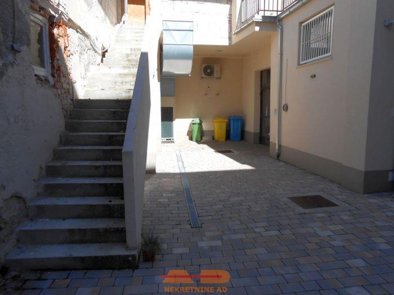Poslovni prostor + mogućnost 2 stana, centar! — fotografija 16