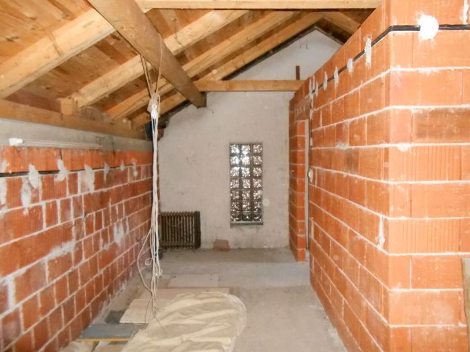 Kuća + dograđeni dio sa 2 stana, okućnica! — fotografija 23