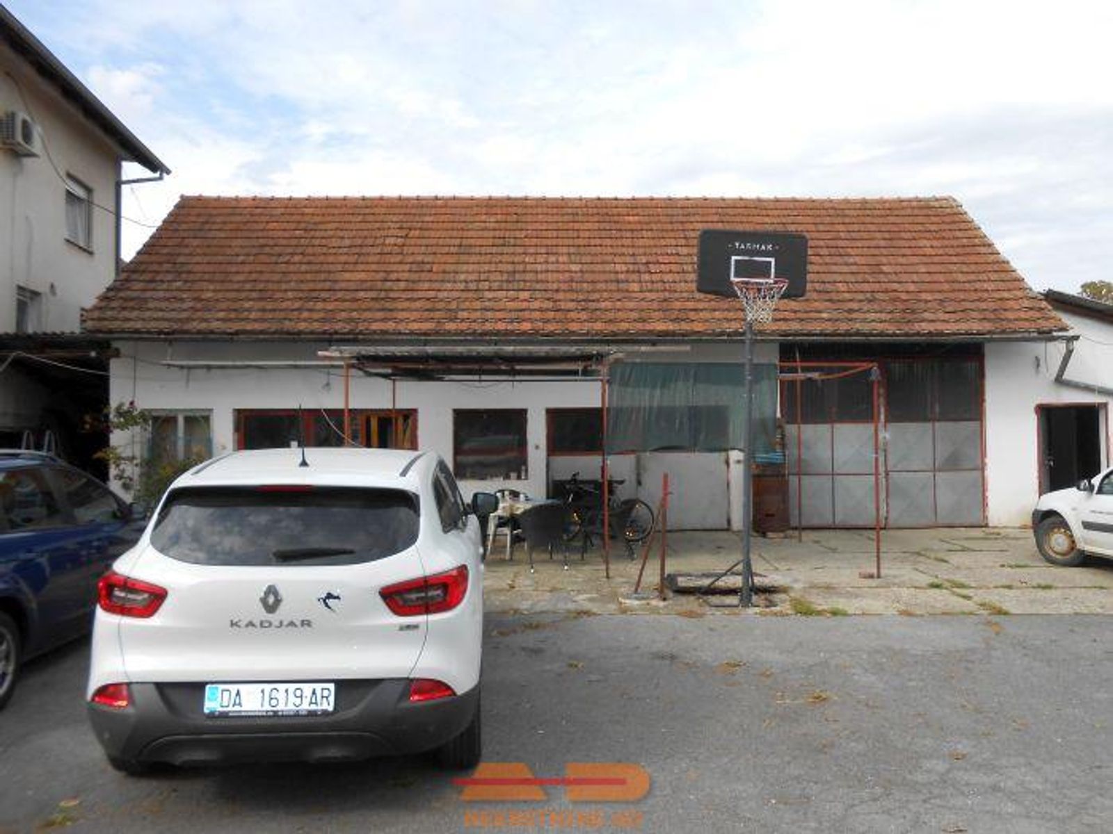 Kuća sa 2 stana, 3 garaže, poslovni objekt! — fotografija 7