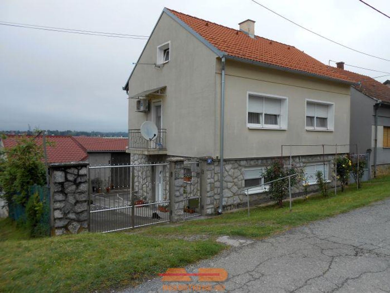 Renovirana, 2 garaže, prostrana parcela! — fotografija 1