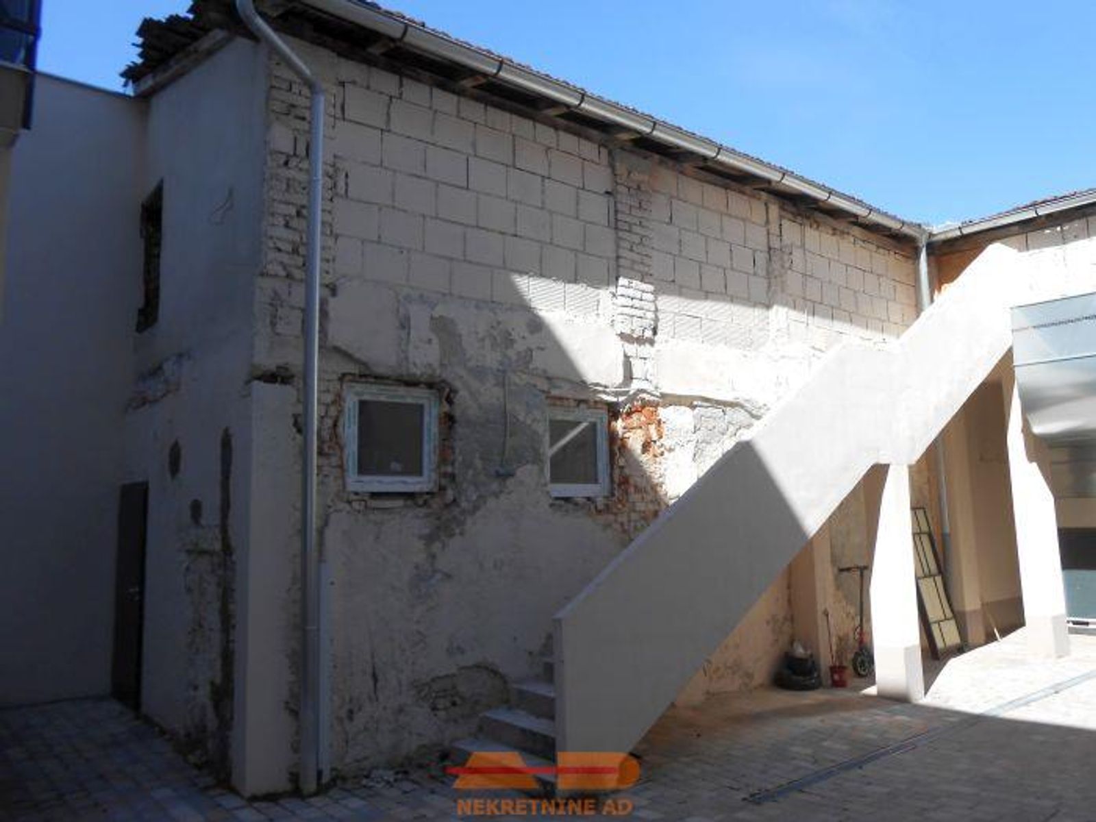Poslovni prostor + mogućnost 2 stana, centar! — fotografija 13