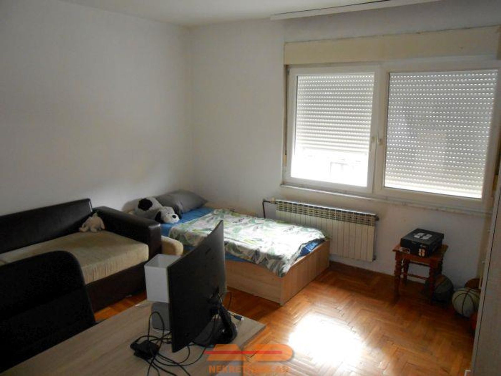 Kuća sa 2 stana, 3 garaže, poslovni objekt! — fotografija 26
