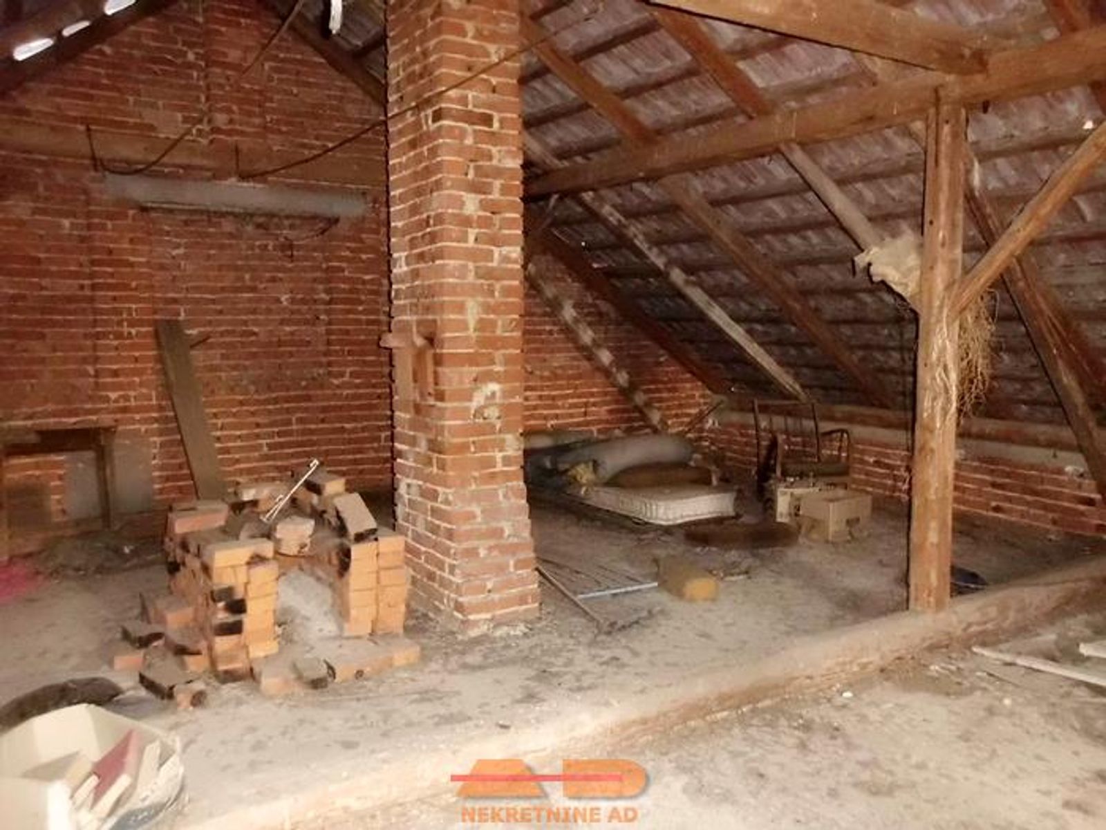 Kuća sa 2 odvojena stana, mirna lokacija! — fotografija 19