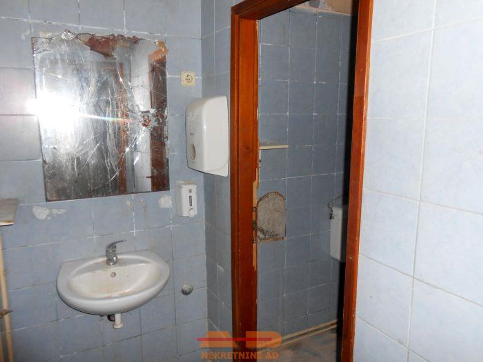 Poslovni prostor + mogućnost 2 stana, centar! — fotografija 10