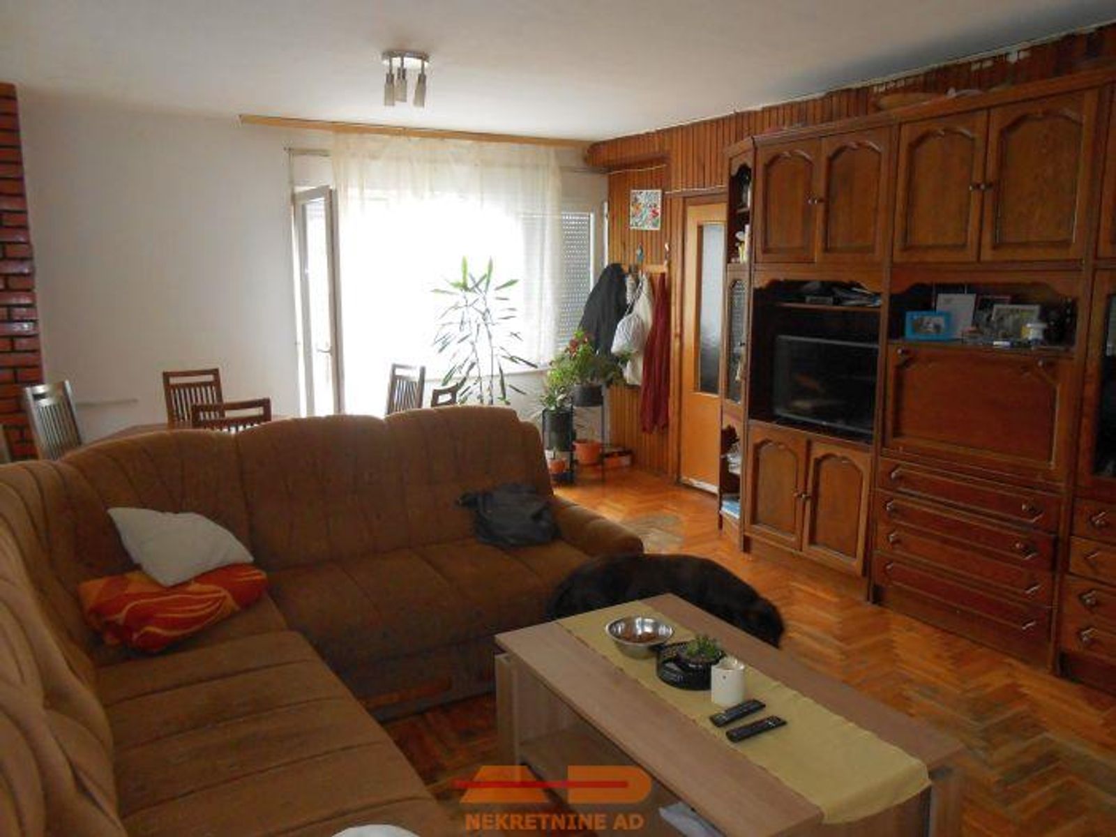 Kuća sa 2 stana, 3 garaže, poslovni objekt! — fotografija 22