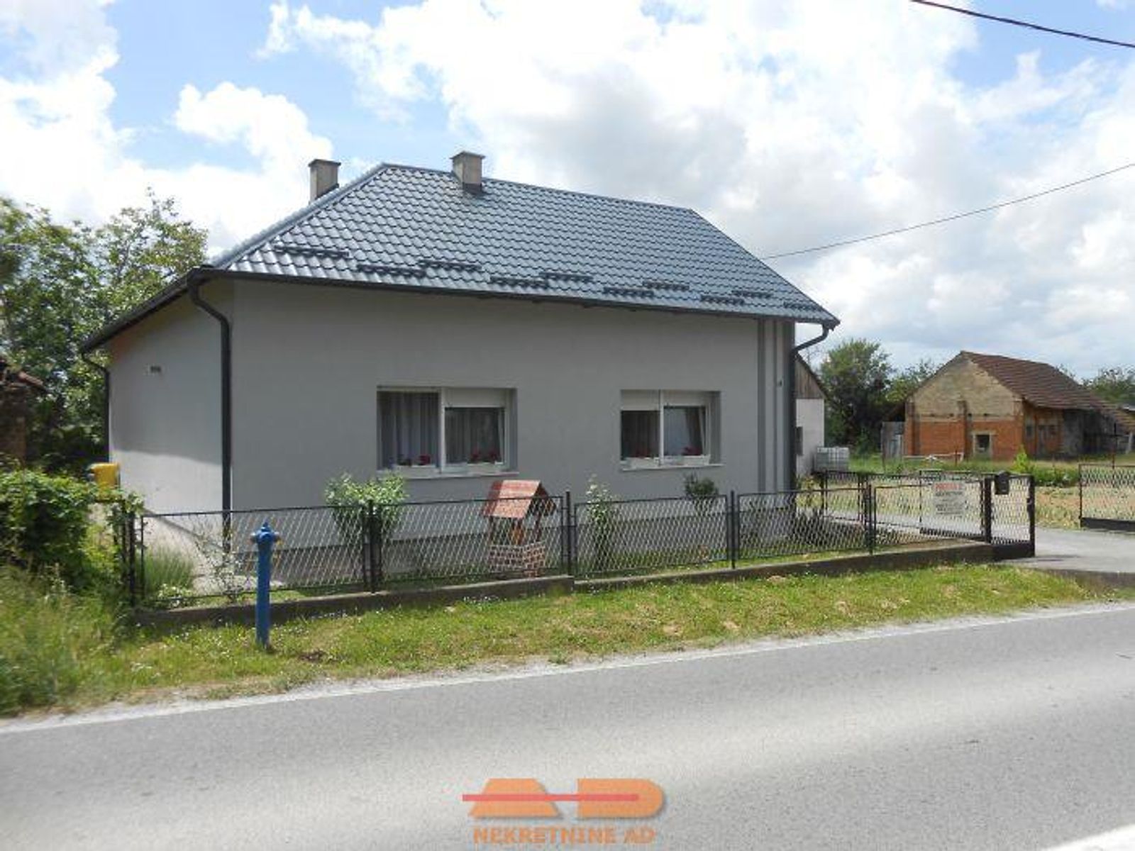 Renovirana- krov, fasada, stolarija, G. Daruvar! — fotografija 1