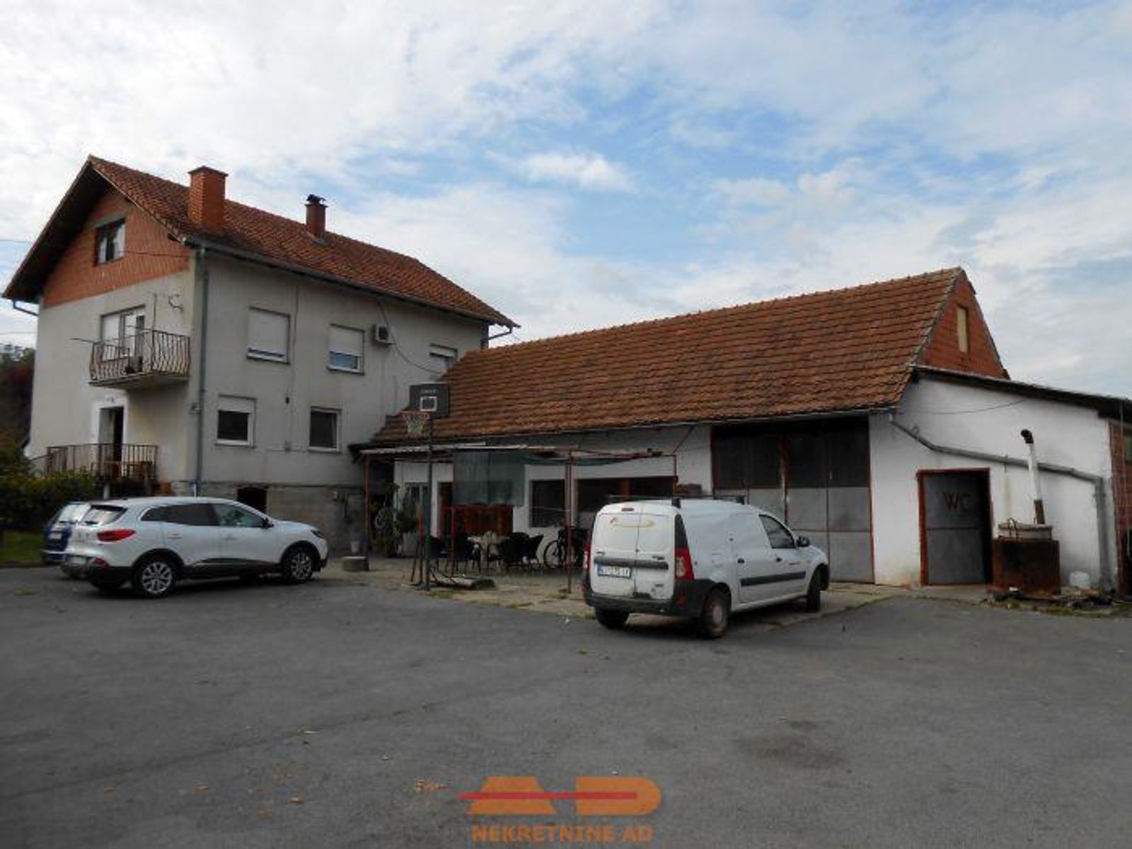 Kuća sa 2 stana, 3 garaže, poslovni objekt! — fotografija 8