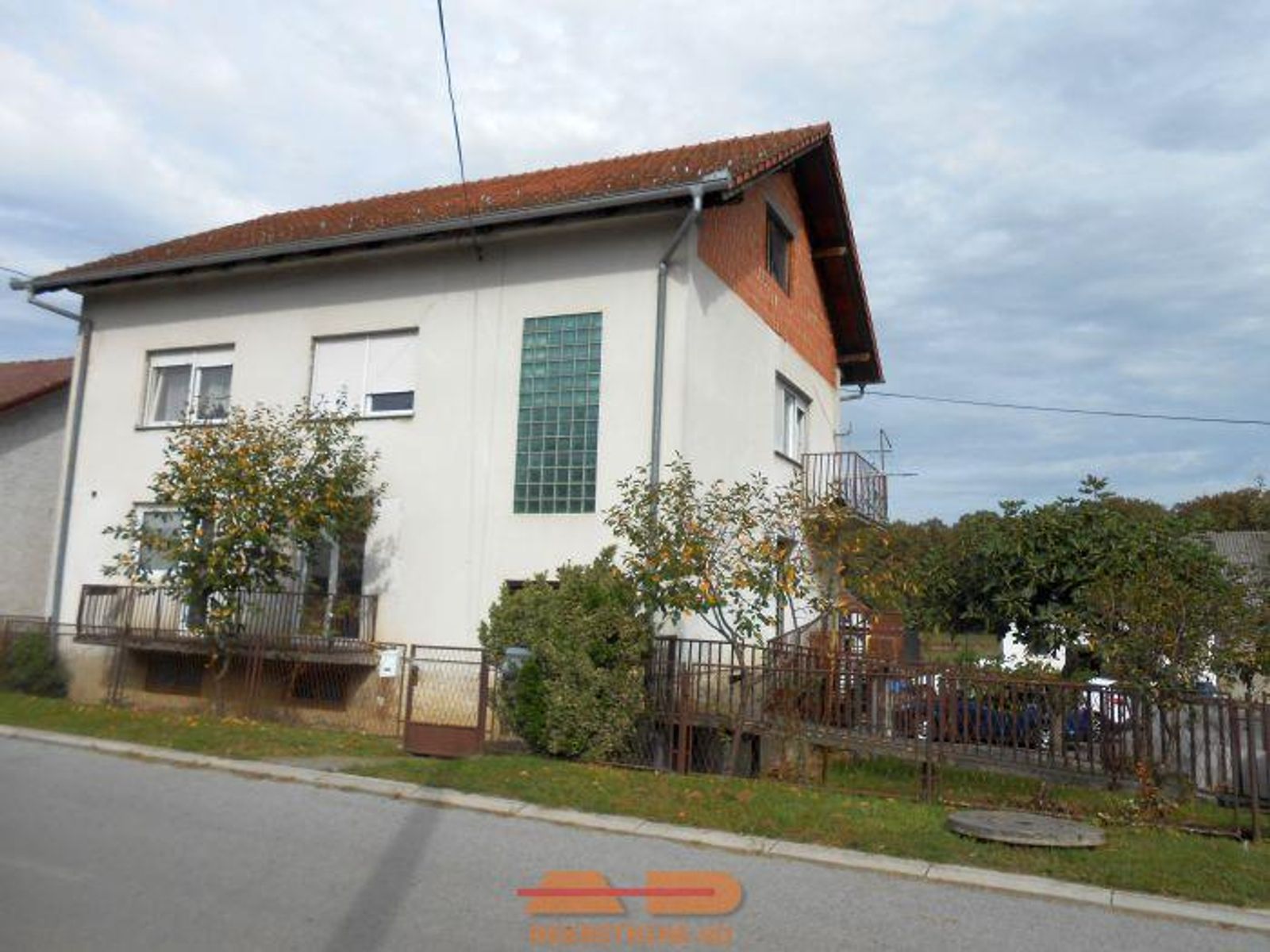 Kuća sa 2 stana, 3 garaže, poslovni objekt!