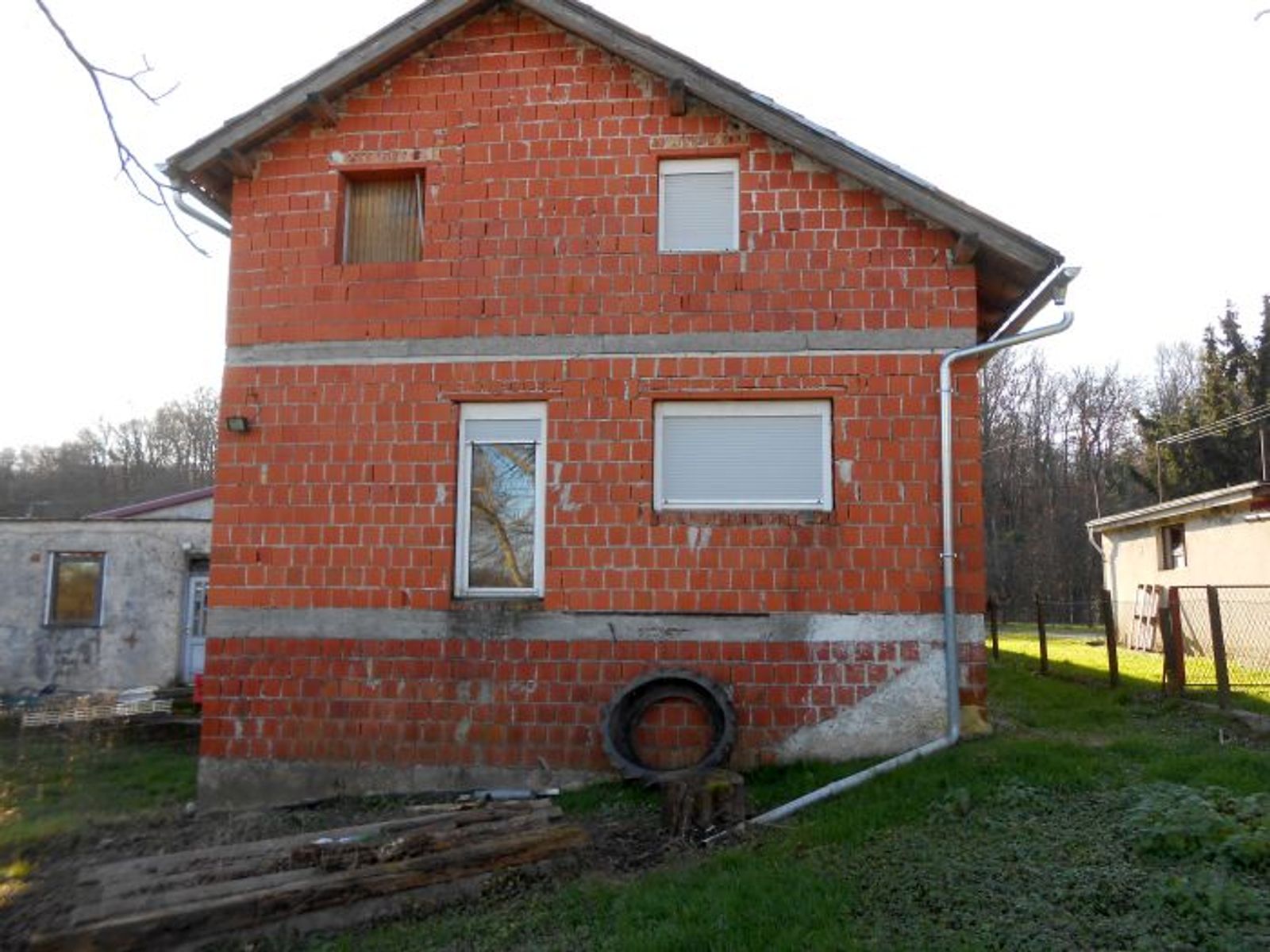 Kuća + dograđeni dio sa 2 stana, okućnica! — fotografija 27