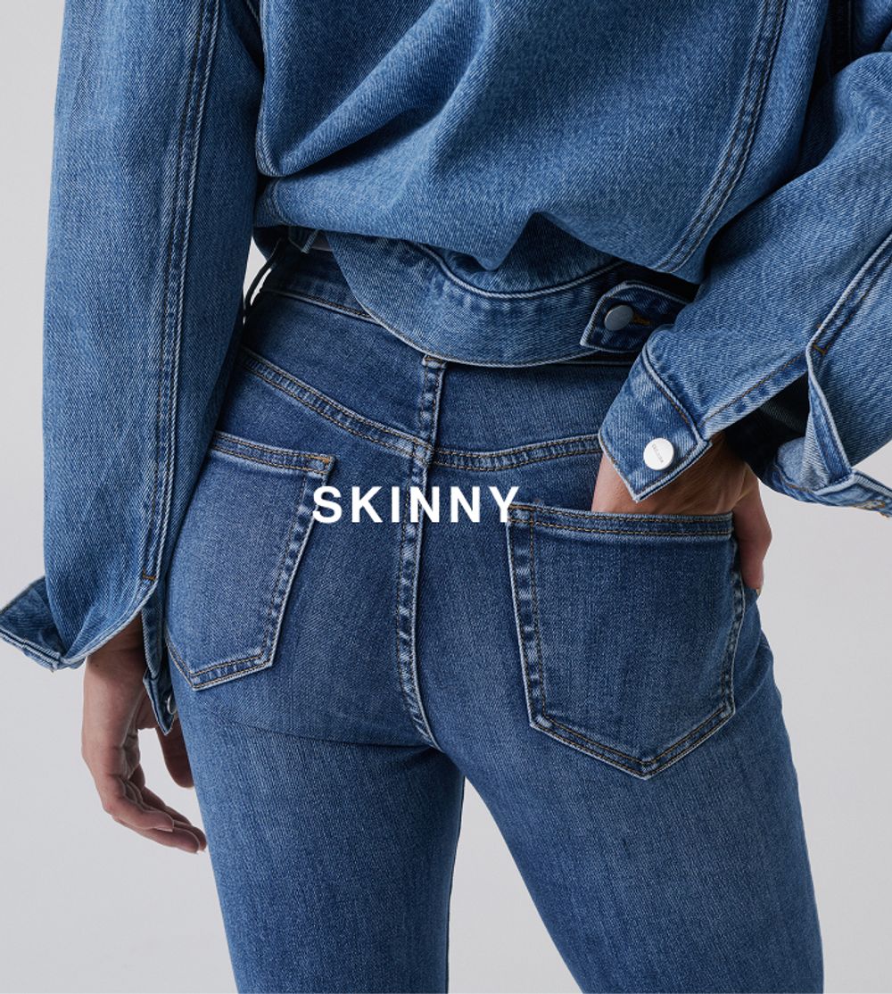 Close-up of back pocket detail on skinny blue jeans – Skinny fit.