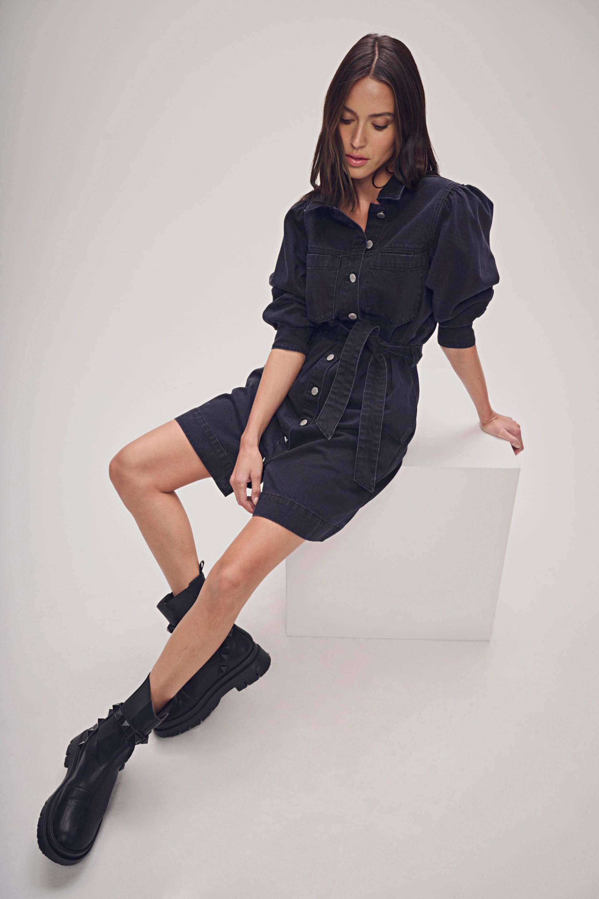 DLuxe Curved Hem Linen Top — Navy DECJUBA