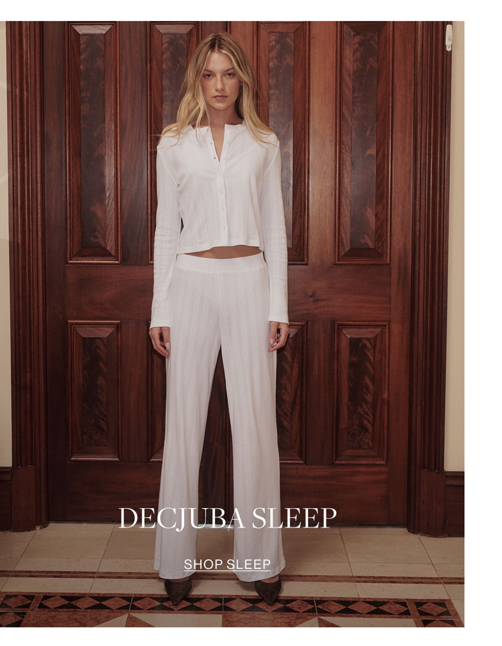 Woman standing posing on a couch in brown sleepwear with text overlay "Decjuba sleep"