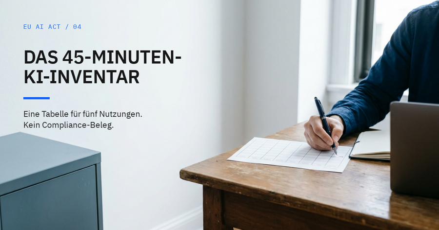 Eine Person füllt eine Tabelle auf Papier aus. Daneben liegen ein Notizbuch und ein Laptop.