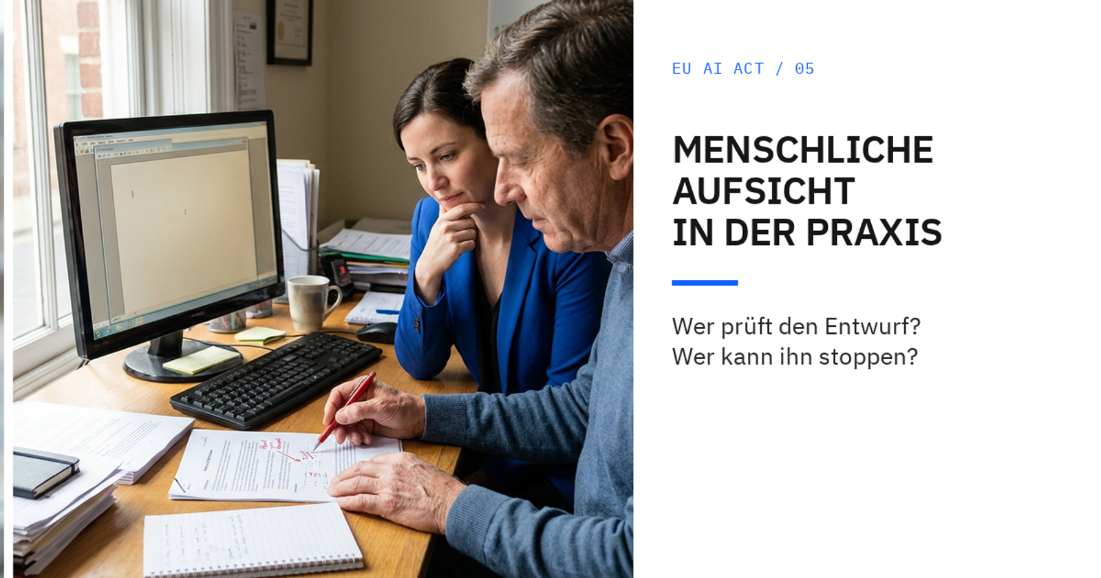 Zwei Personen prüfen einen Entwurf am Schreibtisch. Eine Person markiert die Seite mit einem roten Stift neben einem Computer.