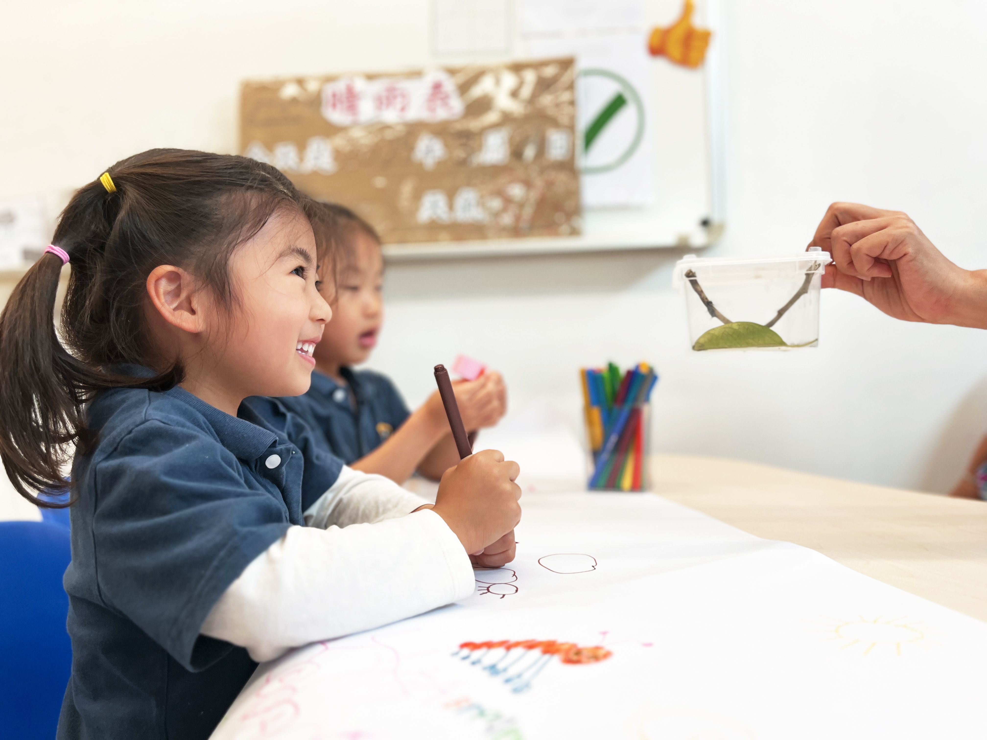 Students drawing picture.