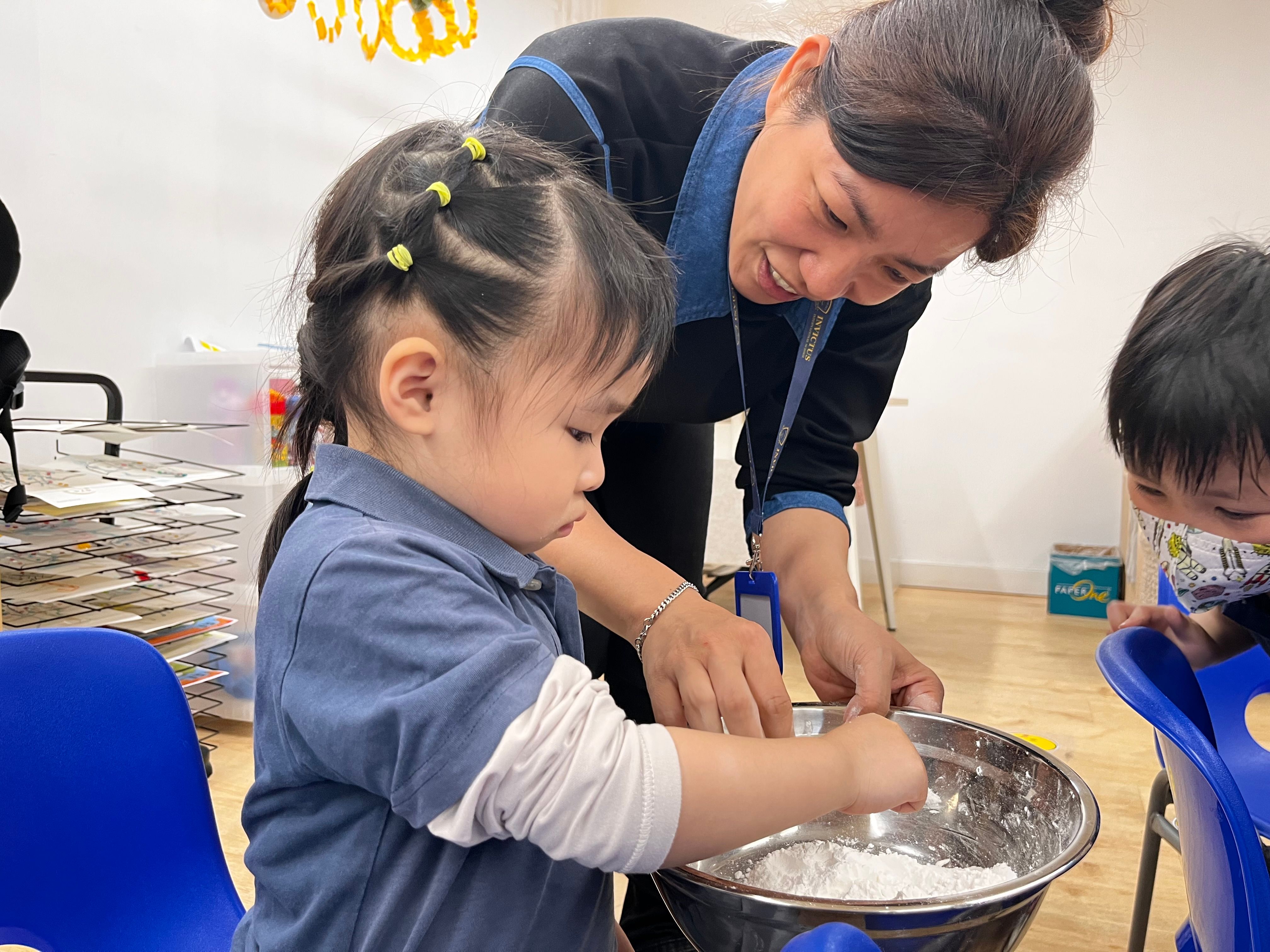 Students learning Putonghua through different activities