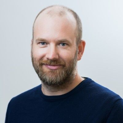 Bilde av smilende mann med skjegg