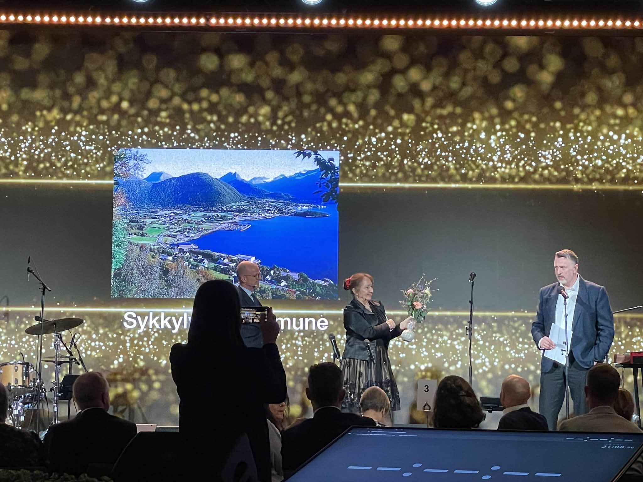 premieutlevering på scene for beste vertskapskommuner for næringslivet