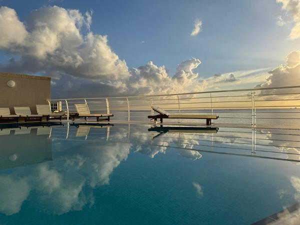 Villa Watersedge infinity pool reflecting the sky