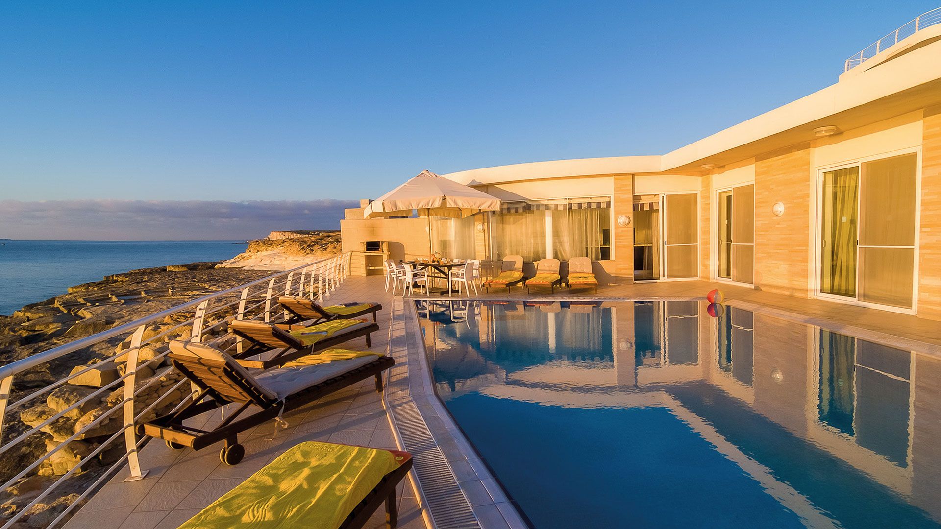 Villa Watersedge pool and beachfront