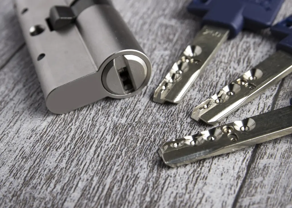 Sicherheitszylinder und drei Sicherheitsschlüssel liegen auf einem Tisch