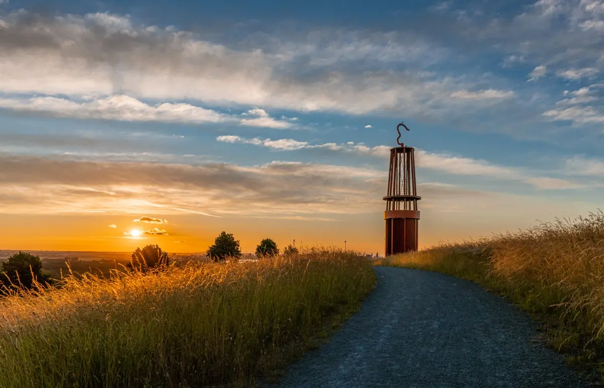 Das Geleucht (Grubenlampe) auf dem Halde Rheinpreussen in Moers bei Sonnenuntergang