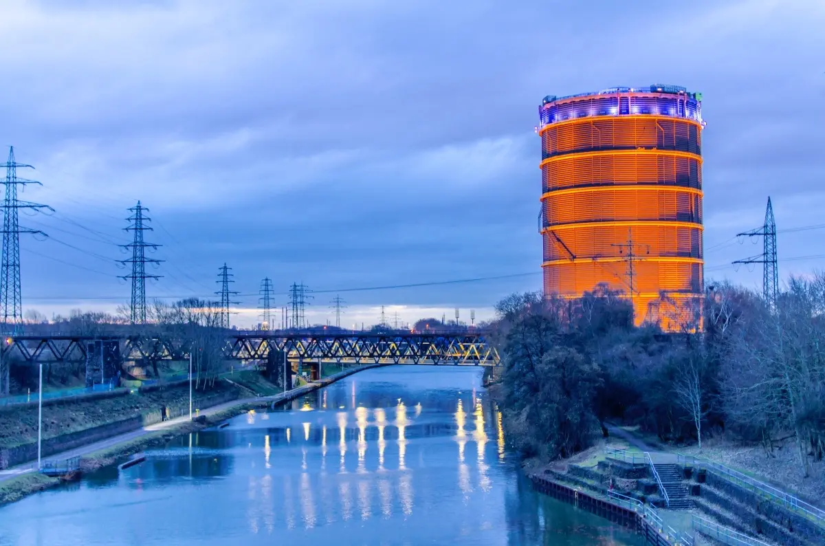 Gasometer in Oberhausen beleuchtet