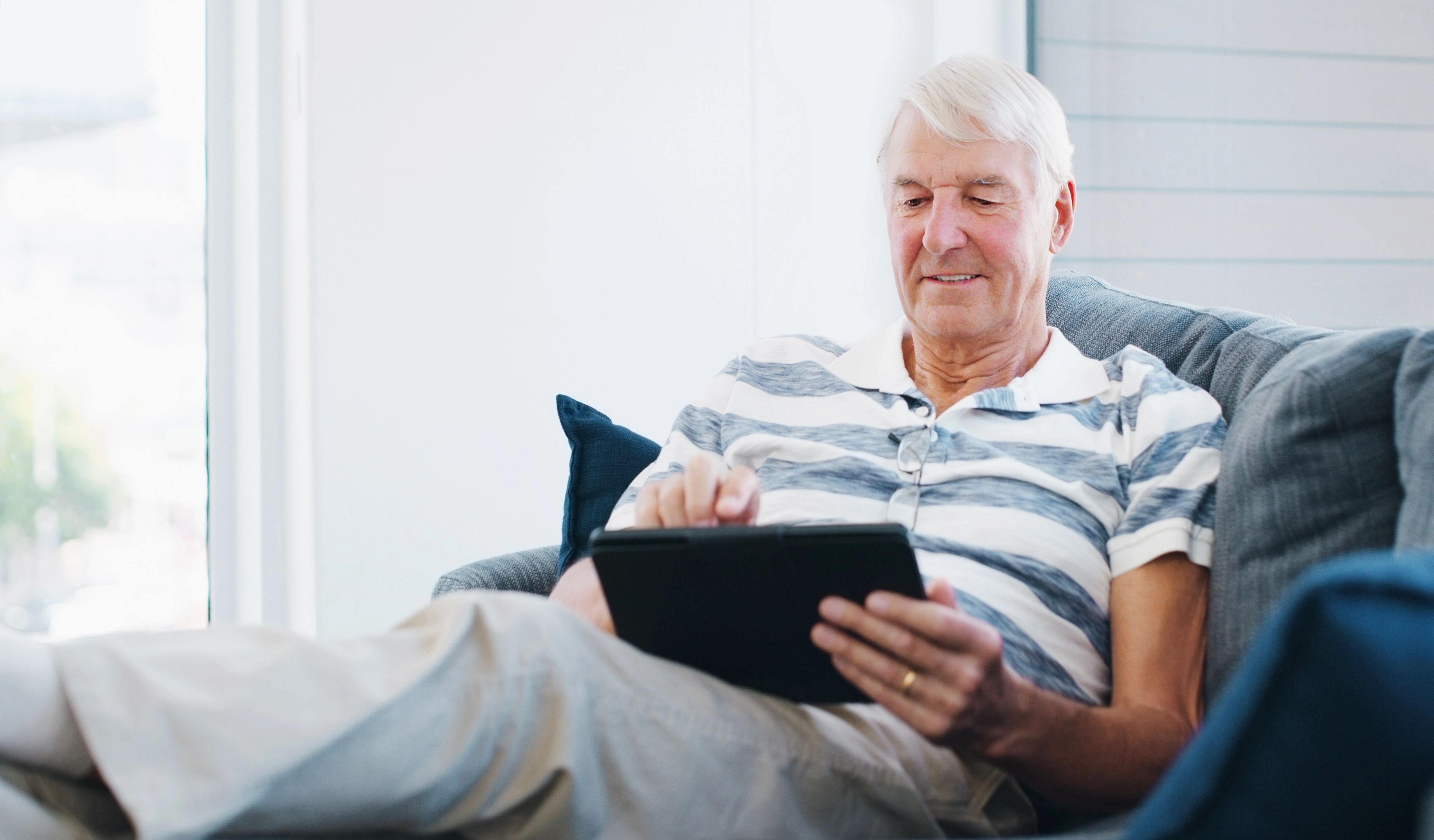 Man checking dental implant suitability online through the Safe Smile Implants platform