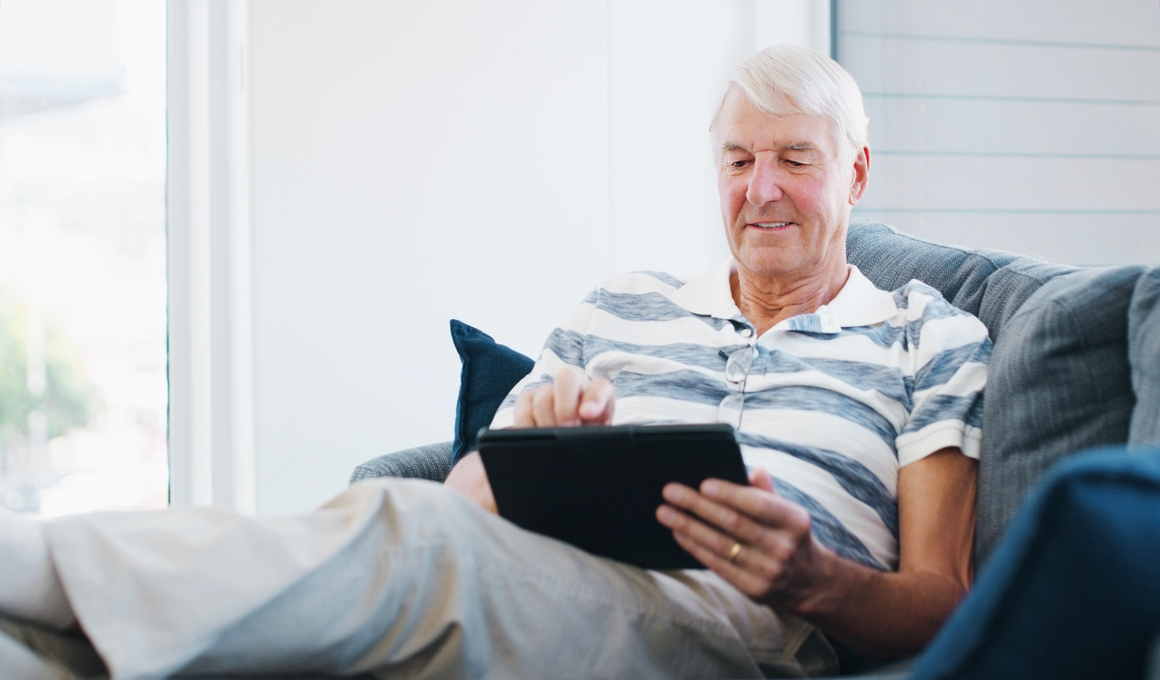 Man checking dental implant suitability online through the Safe Smile Implants platform