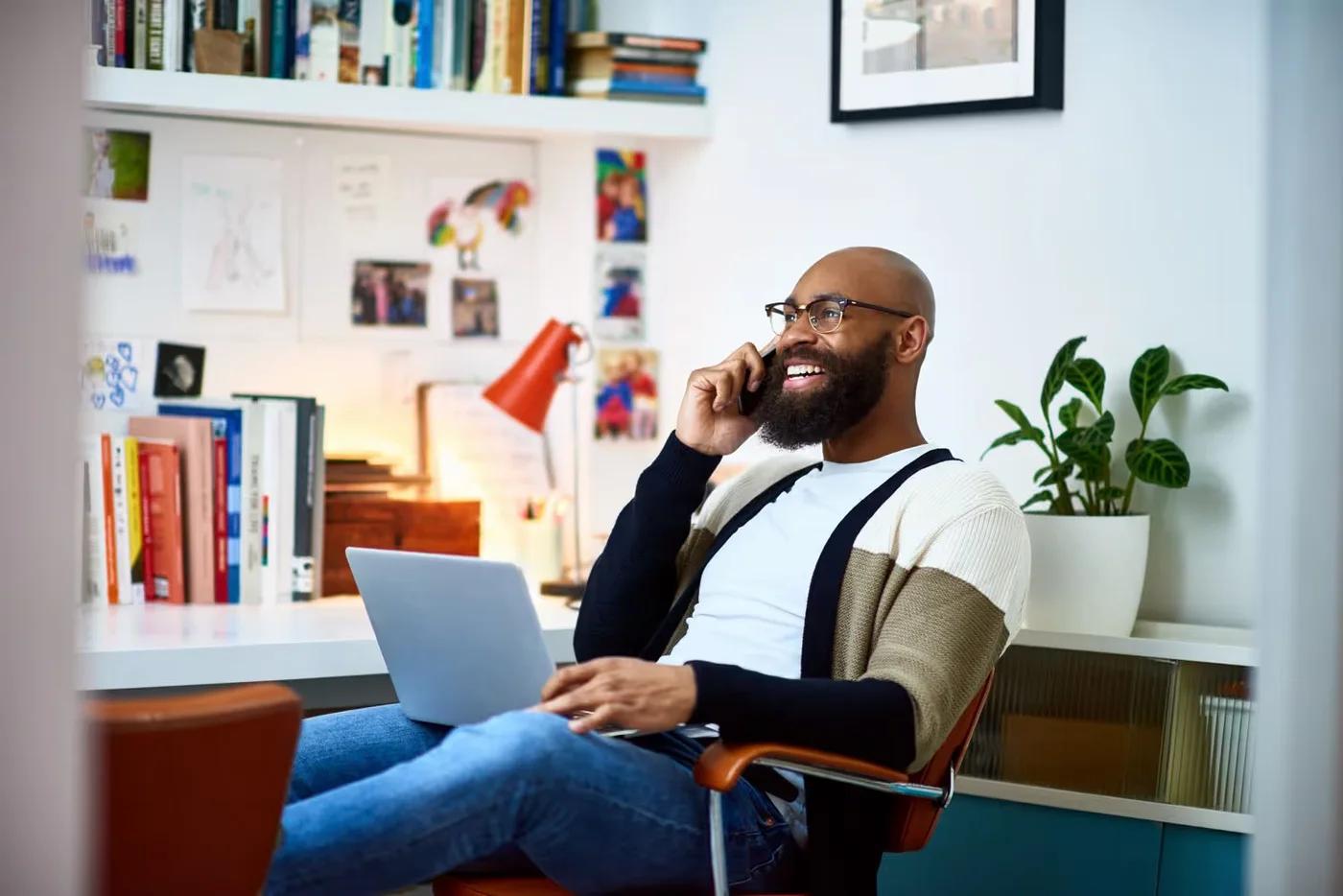 Parceiro da Adaflow conversando ao telefone em seu escritório