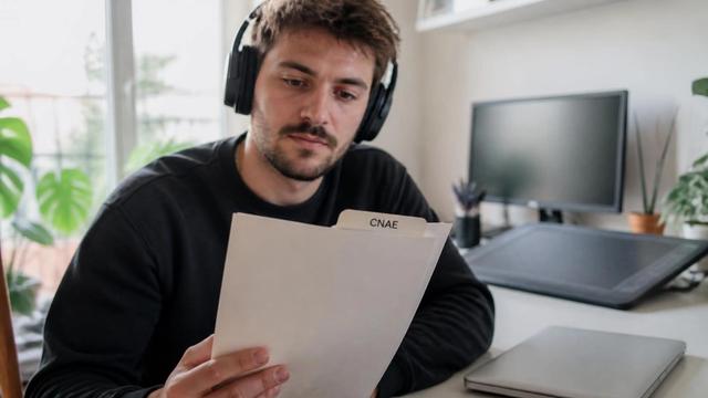 Empresário alterando o CNAE da empresa no contrato social