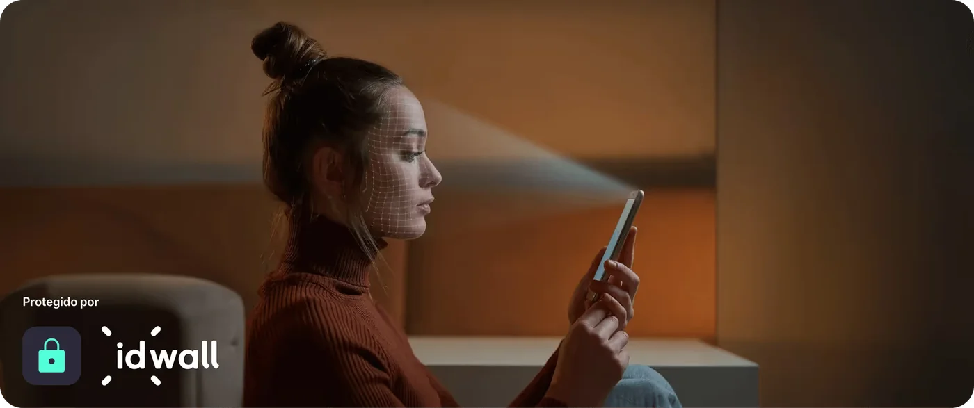 Mulher escaneando o rosto com o celular para verificar a identidade
